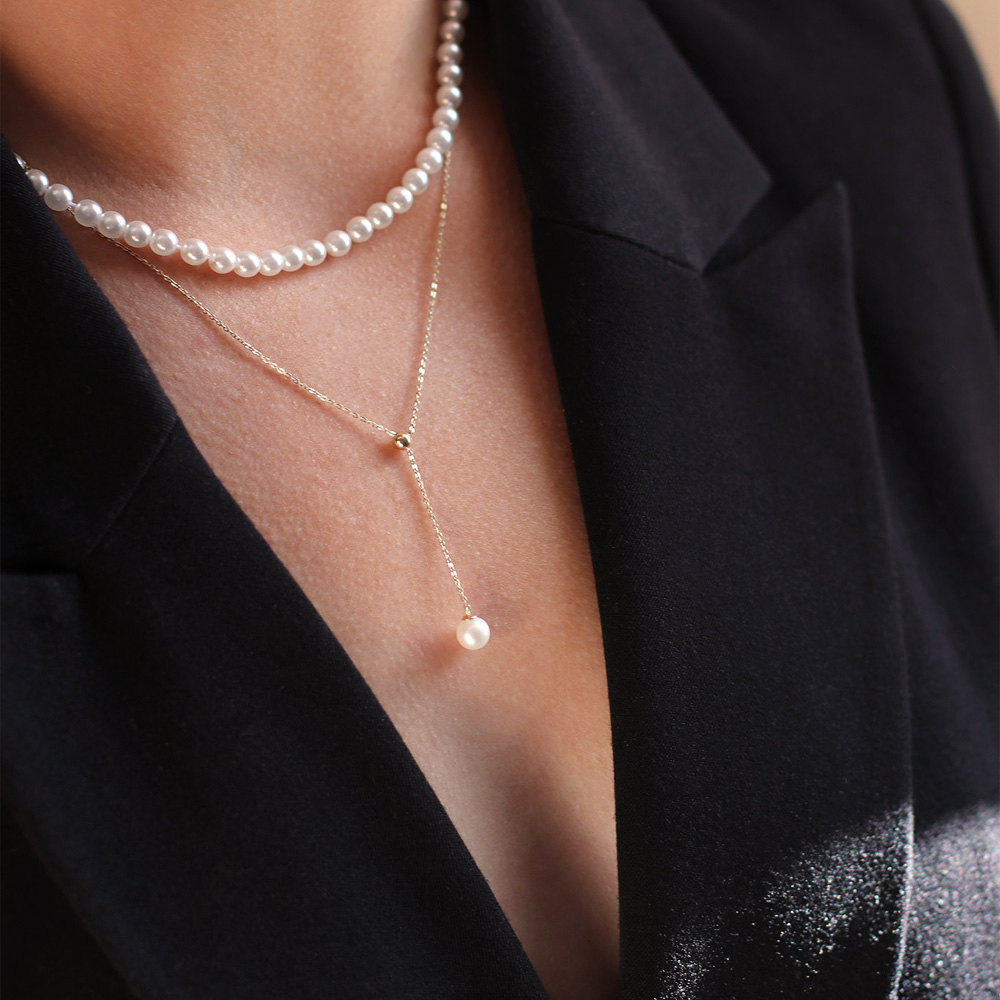 Woman wearing Jersey Pearl Sirene Gold Drop Pendant