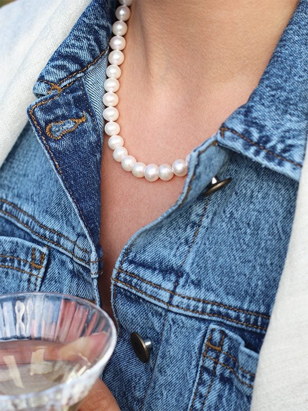 model wearing jersey pearl string necklace