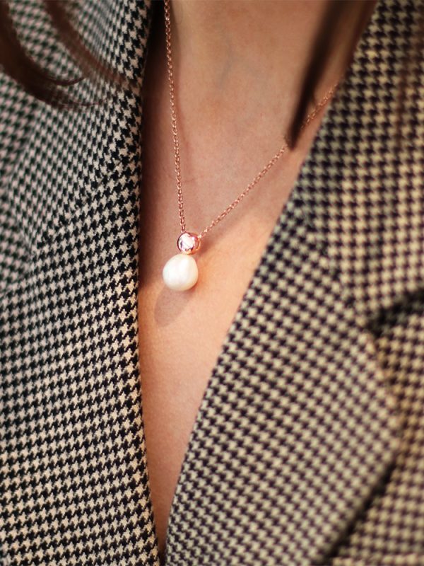 model wearing edison pearl necklace in rose gold