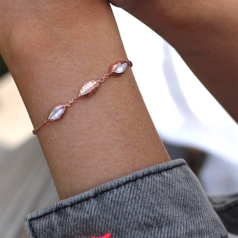 A model wearing Kyra rose gold chain bracelet